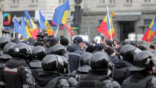 Участники акции протеста и сотрудники полиции в центре Кишинева