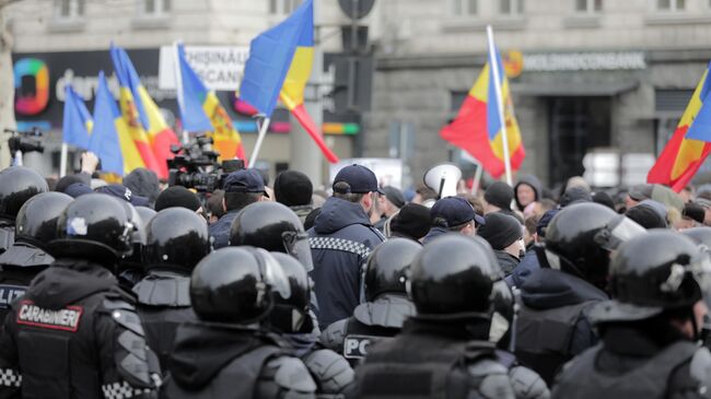 Участники акции протеста и сотрудники полиции в центре Кишинева