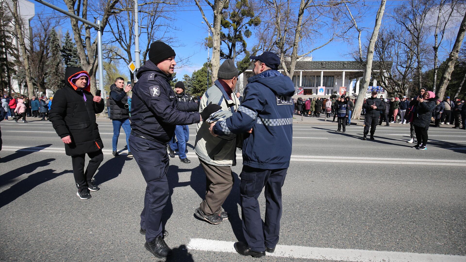 Сотрудники полиции задерживают участника акции протеста оппозиции в центре Кишинева - РИА Новости, 1920, 12.03.2023