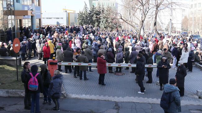 Участники протестной акции оппозиции в центре Кишинева