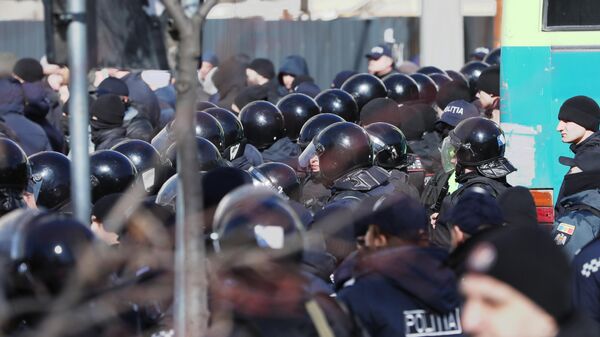 Сотрудники полиции во время акции протеста оппозиции в центре Кишинева