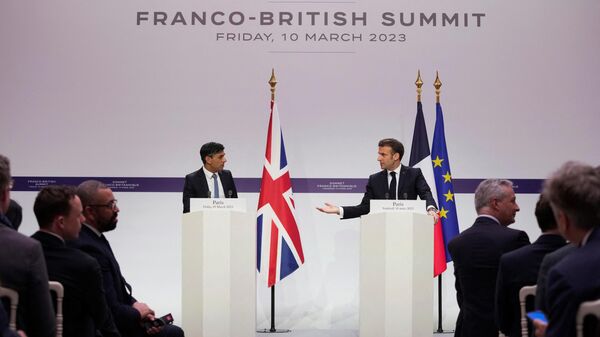 Премьер-министр Великобритании Риши Сунак и президент Франции Эммануэль Макрон на совместной пресс-конференции по итогам франко-британского саммита в Елисейском дворце в Париже