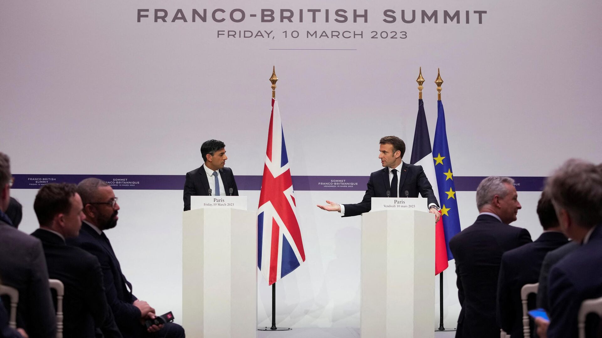 Премьер-министр Великобритании Риши Сунак и президент Франции Эммануэль Макрон на совместной пресс-конференции по итогам франко-британского саммита в Елисейском дворце в Париже - РИА Новости, 1920, 10.03.2023