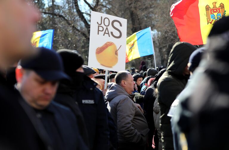 Участники акции протеста оппозиции в центре Кишинева