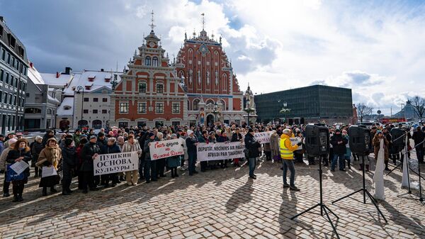 Участники митинга за сохранение памятника поэту Александру Пушкину на Ратушной площади в Риге