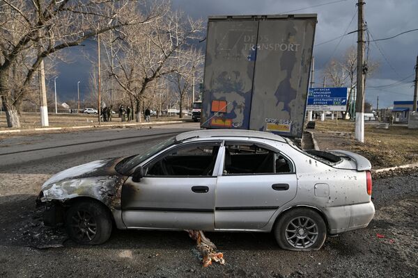 Поврежденный автомобиль после обстрела из РСЗО HIMARS со стороны ВСУ в городе Перевальске в Луганской народной республике