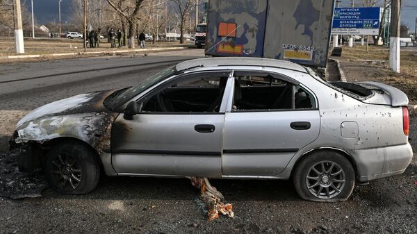 Поврежденный автомобиль после обстрела из РСЗО HIMARS со стороны ВСУ в городе Перевальске в Луганской народной республике