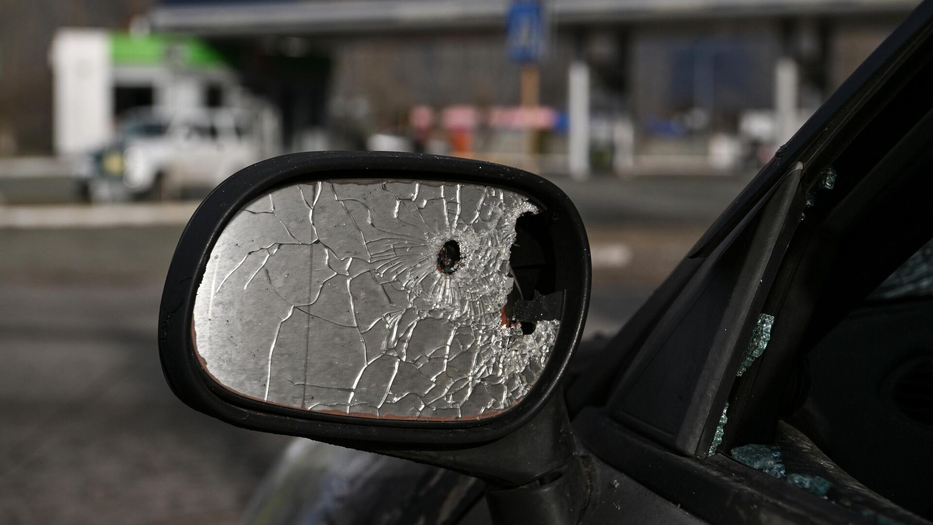 Поврежденный автомобиль после обстрела из РСЗО HIMARS со стороны ВСУ в городе Перевальске - РИА Новости, 1920, 12.03.2023