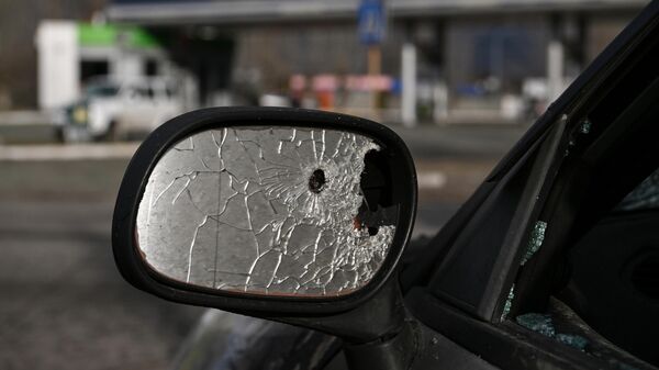 Поврежденный автомобиль после обстрела из РСЗО HIMARS со стороны ВСУ в городе Перевальске