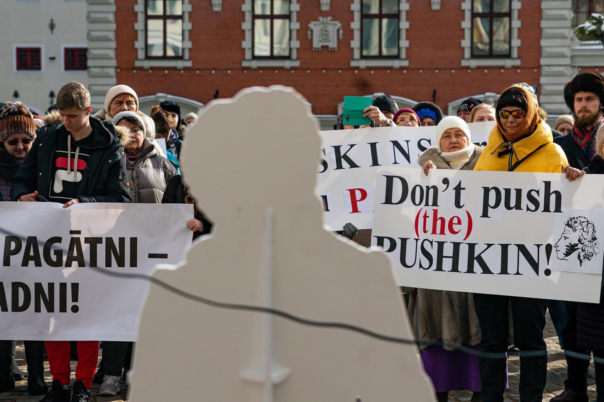 Участники митинга за сохранение памятника поэту Александру Пушкину на Ратушной площади в Риге - РИА Новости, 1920, 03.04.2023