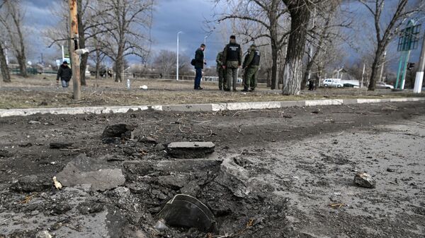 Воронка от разорвавшегося снаряда от РСЗО HIMARS после обстрела со стороны ВСУ в городе Перевальске