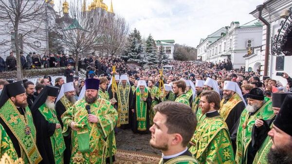 Тысячи прихожан канонической Украинской православной церкви собрались в Киево-Печерской лавре