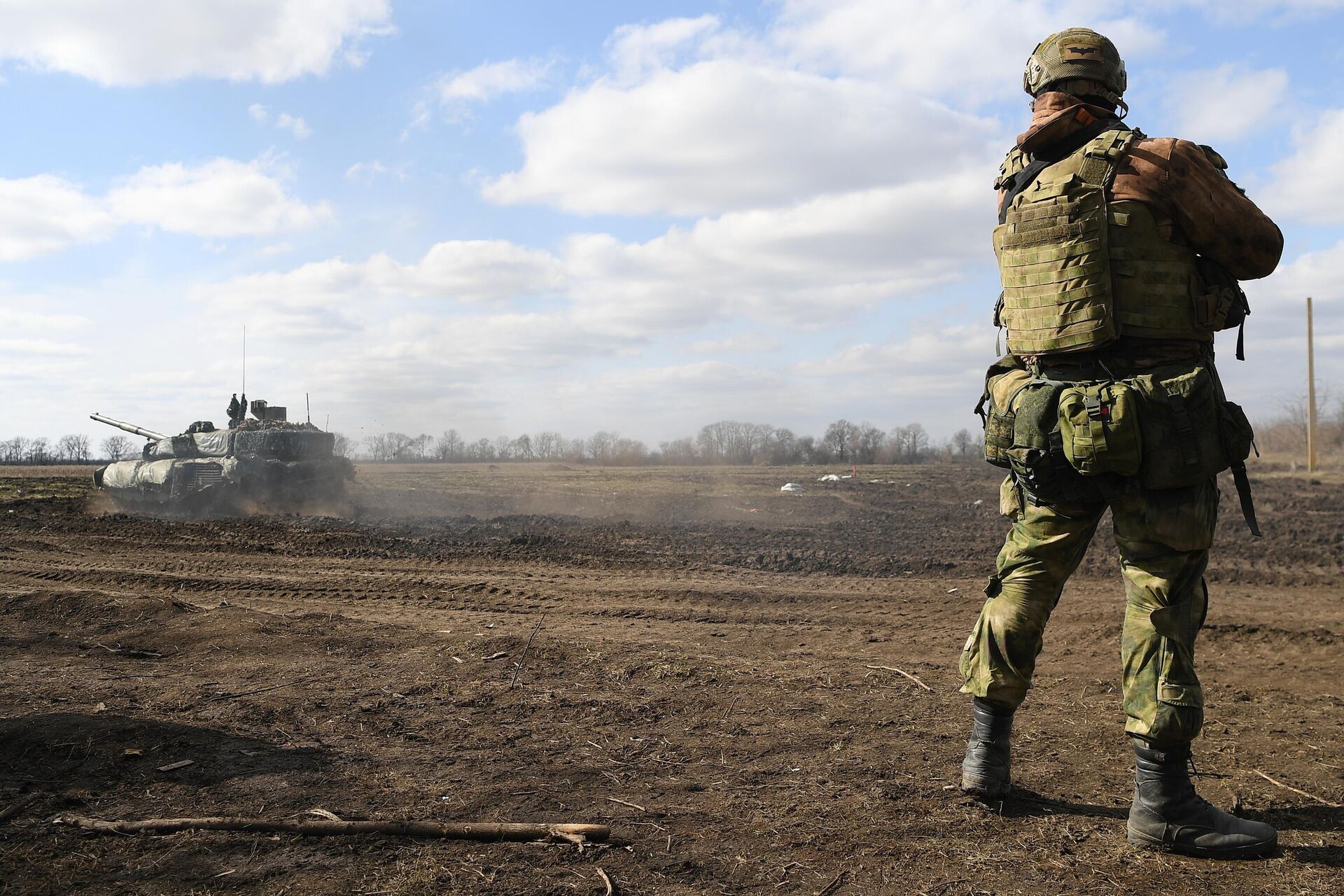 Танк Т-90М Прорыв в зоне проведения спецоперации Танк Т-90М Прорыв в зоне проведения спецоперации