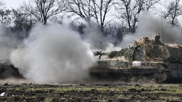 Работа самоходной артиллерийской установки ВС РФ на позициях в зоне проведения спецоперации