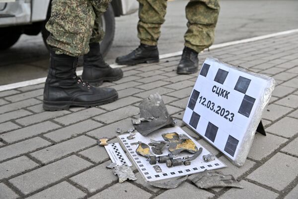 Фрагменты от разорвавшихся снарядов от РСЗО HIMARS после обстрела со стороны ВСУ в городе Перевальске