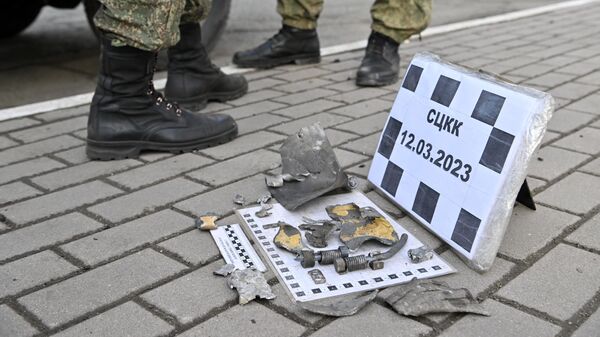 Фрагменты от разорвавшихся снарядов от РСЗО HIMARS после обстрела со стороны ВСУ в городе Перевальске