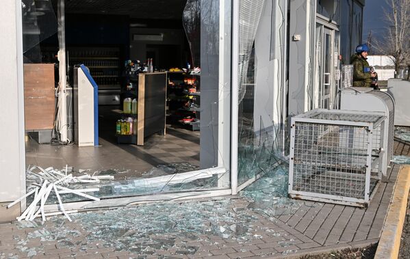 Разбитые витрины магазина после обстрела со стороны ВСУ в городе Перевальске