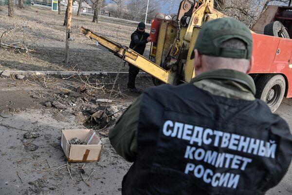 Сотрудник Следственного комитета РФ по ЛНР у разорвавшегося снаряда от РСЗО HIMARS после обстрела со стороны ВСУ в городе Перевальске Сотрудник Следственного комитета РФ по ЛНР у разорвавшегося снаряда от РСЗО HIMARS после обстрела со стороны ВСУ в городе Перевальске