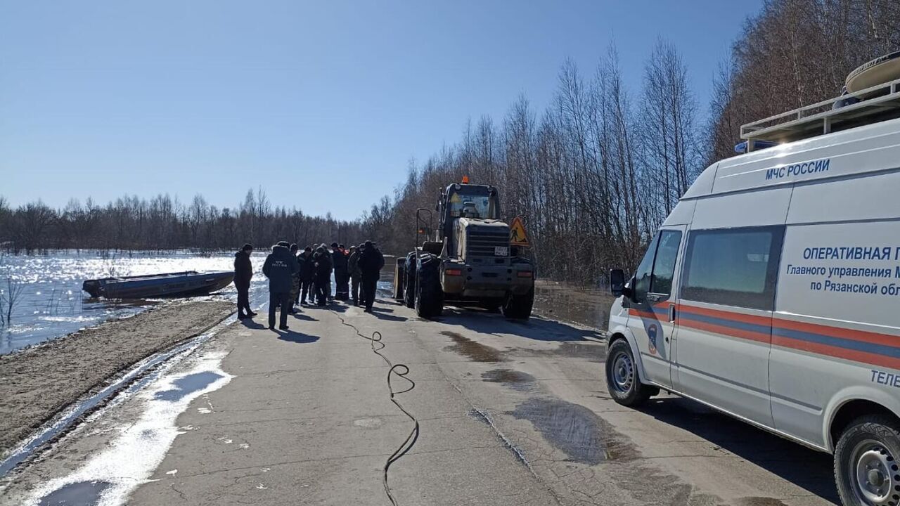 В Рязанской области утонул большегруз - РИА Новости, 13.03.2023