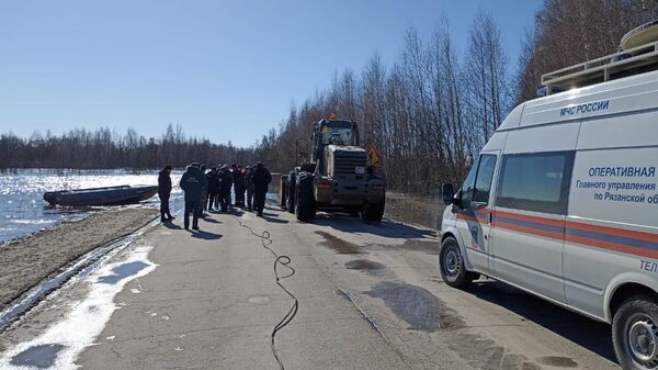 Сотрудники МЧС на месте, где грузовой автомобиль ушел под воду в Ряжске в Рязанской области