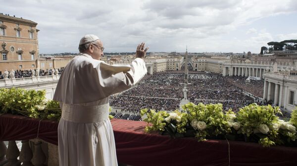 Папа Римский Франциск приветствует прихожан после Пасхальной службы в Ватикане 