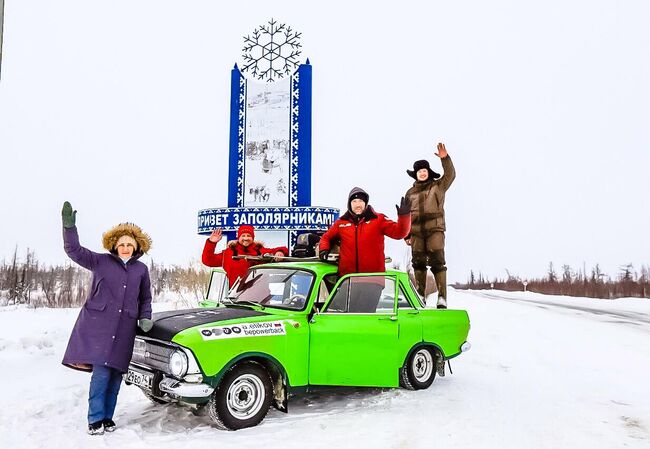 “Москвич” у стеллы “Привет заполярникам” по дороге в Арктику “Москвич” у стеллы “Привет заполярникам” по дороге в Арктику