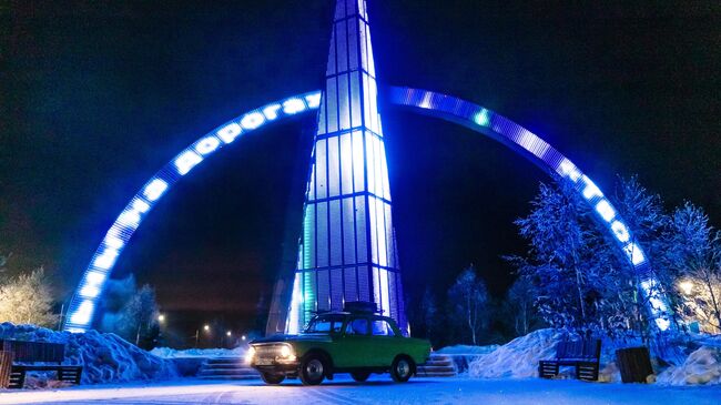 “Москвич” у стеллы “Полярный круг” в Салехарде