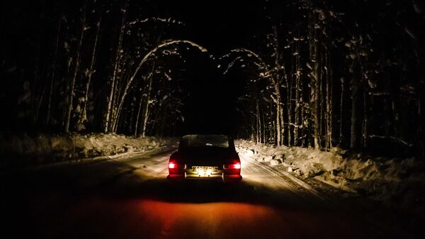 Москвич на ночной дороге в сторону Арктики