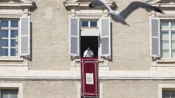 Папа Римский Франциск совершает полуденную молитву Ангелус в Ватикане 