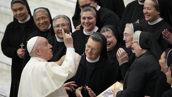 Папа Римский Франциск с группой монахинь в Зале аудиенций Павла VI. 2021 год 