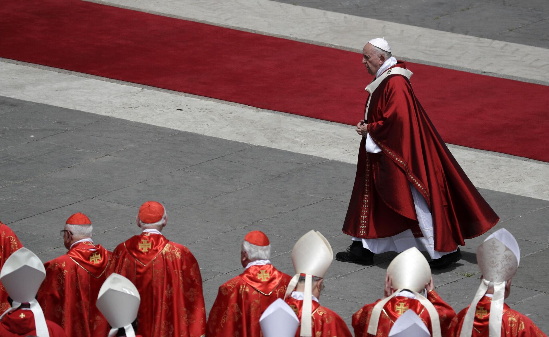 Папа Римский Франциск проходит мимо кардиналов после завершения празднования Троицы в Ватикане  - РИА Новости, 1920, 01.09.2023