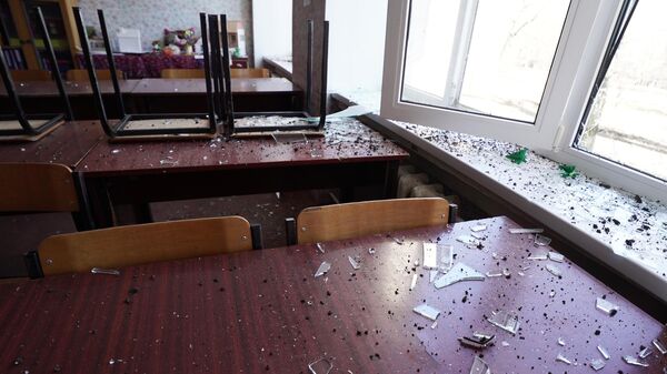 Помещение общеобразовательной школы, пострадавшее в результате обстрела со стороны ВСУ