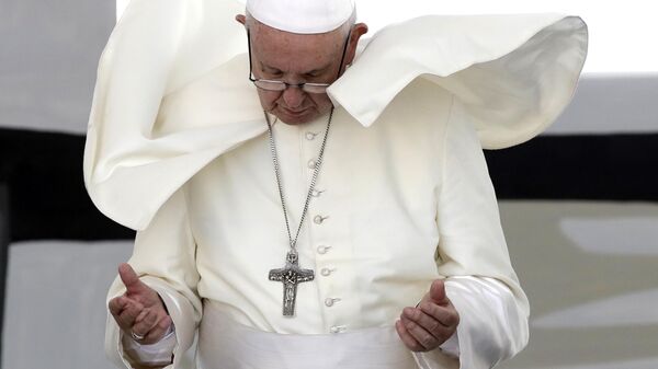 Папа римский Франциск во время молитвы за мир на Среднем Востоке на Бари, Италия 