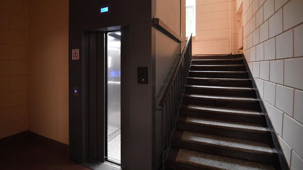 МЧС назвало три главных для детей правила поведения в лифте