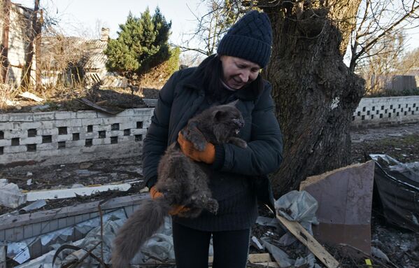 Женщина держит на руках кота, пострадавшего в результате обстрела Волновахи ДНР со стороны ВСУ