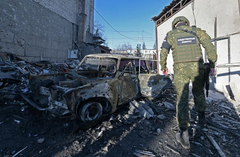 Сотрудник Следственного комитета России фиксирует последствия обстрела Волновахи ДНР со стороны ВСУ