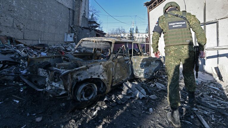 Сотрудник Следственного комитета России фиксирует последствия обстрела Волновахи ДНР со стороны ВСУ