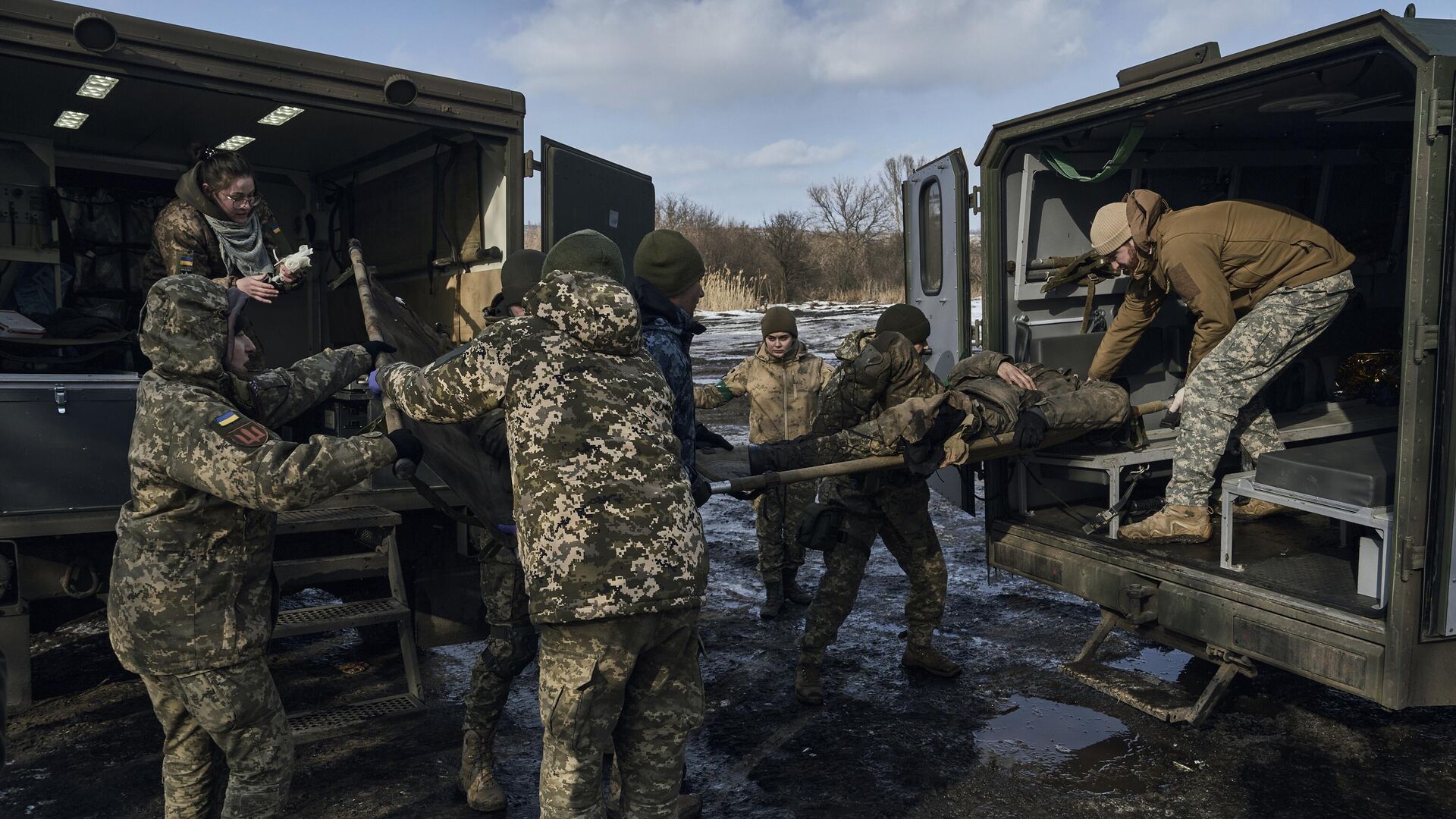 Медики транспортируют раненного украинского военного в районе Артемовска - РИА Новости, 1920, 16.03.2023