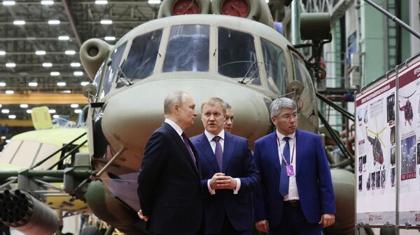 Президент РФ Владимир Путин осматривает производство вертолетов на Улан-Удэнском авиационном заводе