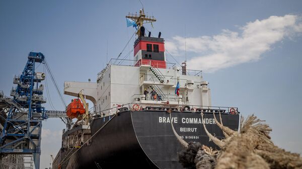 Погрузка зерна на судно Brave Commander для экспорта в Эфиопию в порту Южный, Украина
