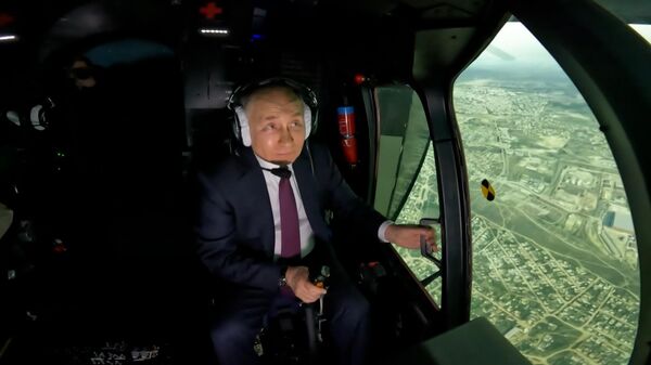 Путин за штурвалом тренажера Ми-171А2 на авиазаводе в Улан-Удэ