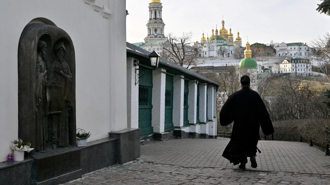 Священник на территории Киево-Печерской лавры