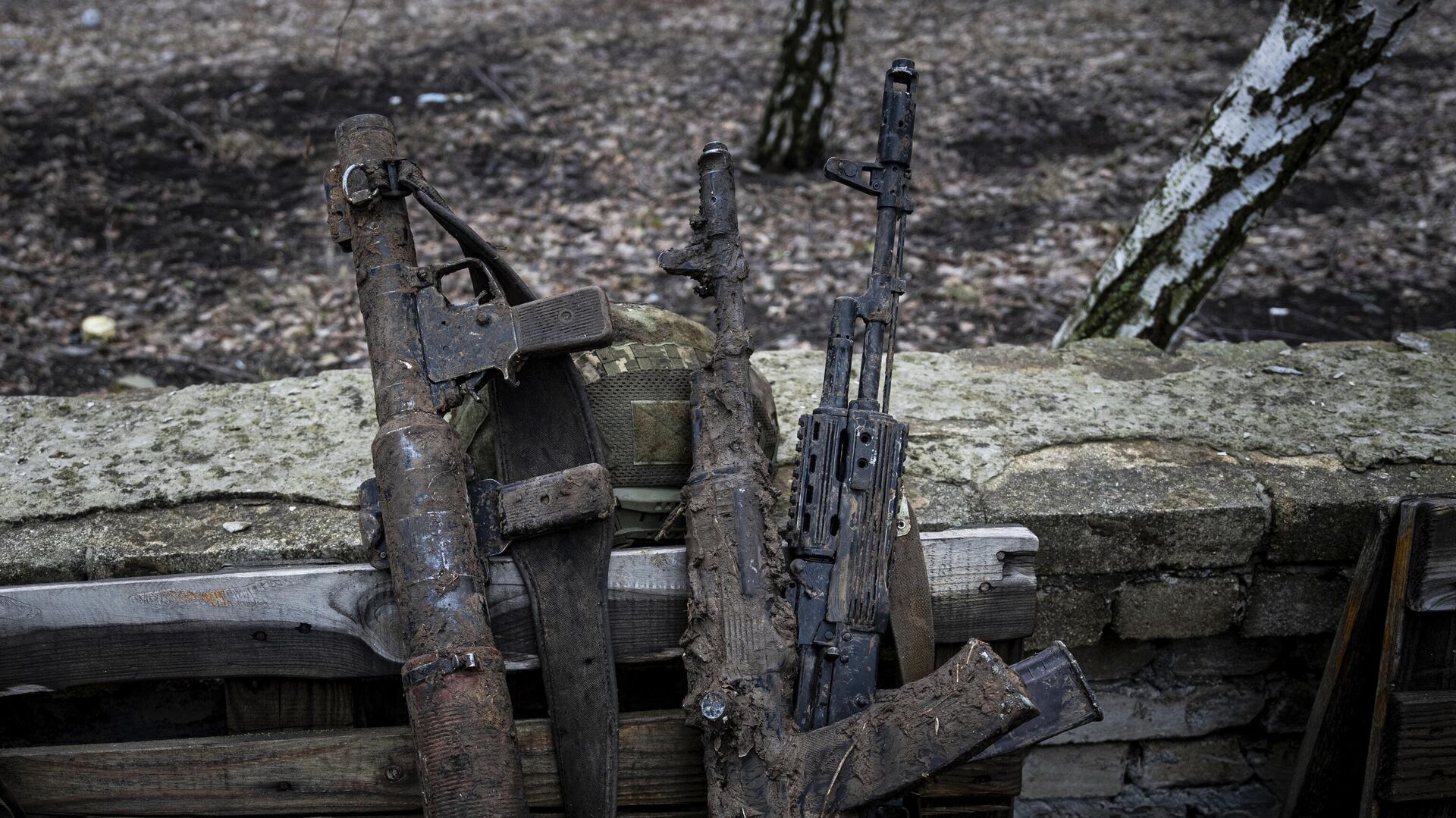Weapons of soldiers of the Armed Forces of Ukraine on the street in the city of Chasov Yar - RIA Novosti, 1920, 16.03.2023