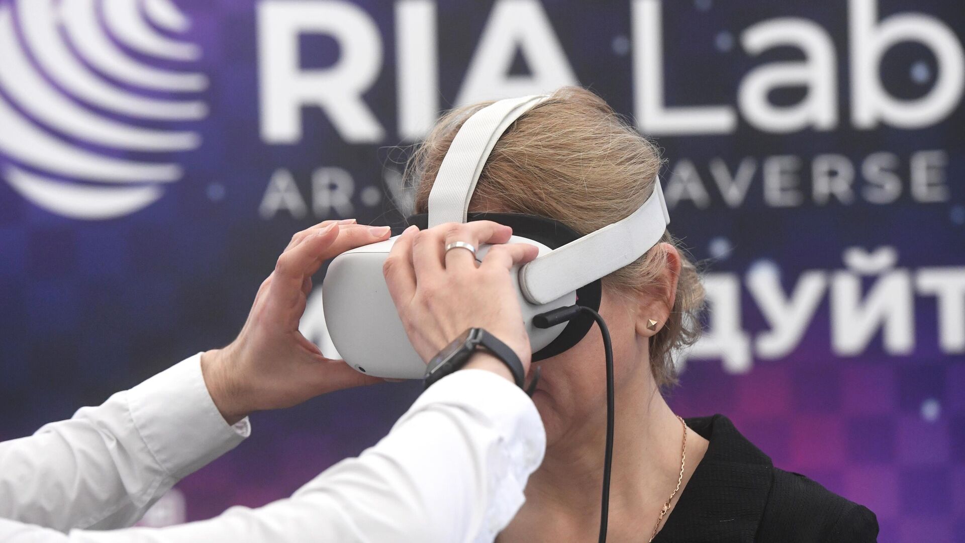Участнице надевают очки виртуальной реальности на выставке Масштаб VR: Нюрнберг, Крузенштерн, Куликово поле - РИА Новости, 1920, 16.03.2023