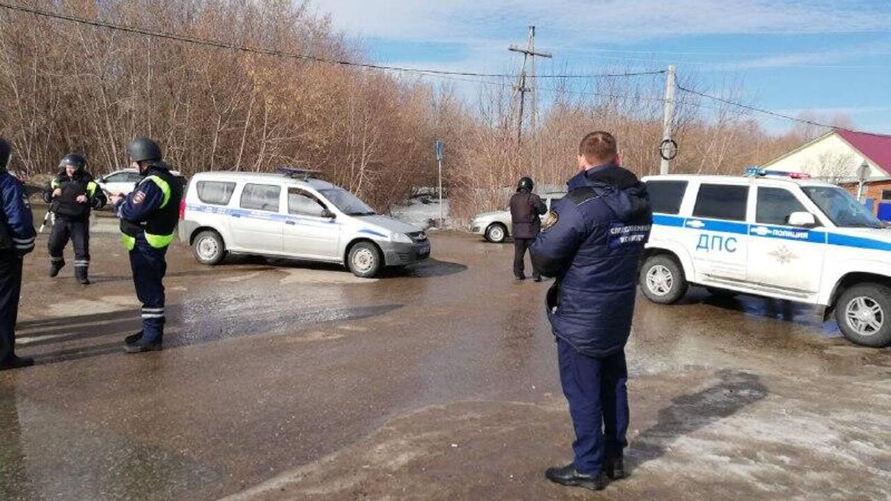 В Кировской области пьяный мужчина открыл стрельбу из окна квартиры - РИА  Новости, 15.03.2023