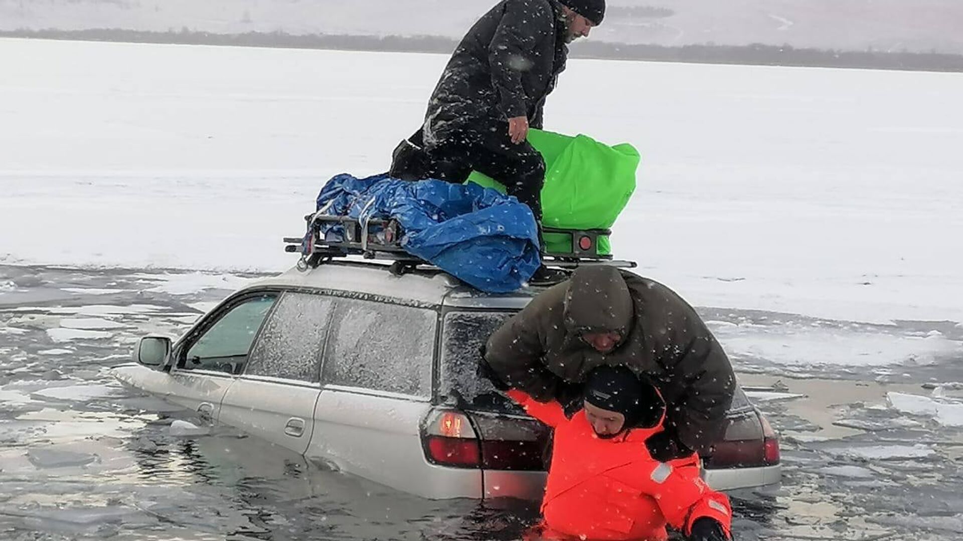 На озере Байкал в Ольхонском районе под лед провалился автомобиль с тремя людьми - РИА Новости, 1920, 15.03.2023