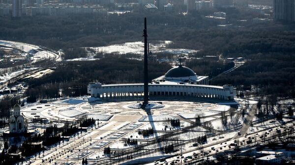 Вид на площадь Парка Победы на Поклонной горе со смотровой площадки башни Око в Московском международном деловом центре Москва-Сити