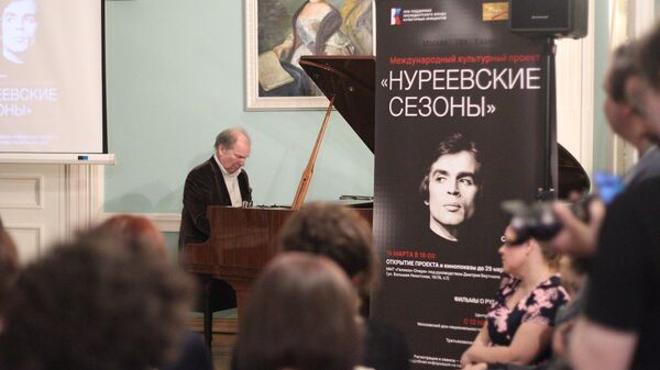 Пианист, народный артист России Юрий Розум выступает во время торжественного открытия проекта Нуреевские сезоны в Геликон-опере