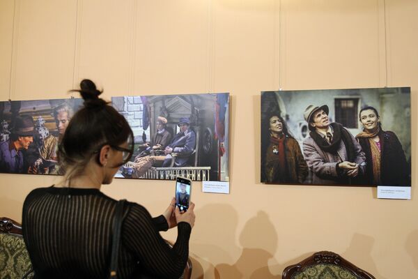Посетительница на выставке фотографа Аричи Грациано во время торжественного открытия проекта Нуреевские сезоны в Геликон-опере