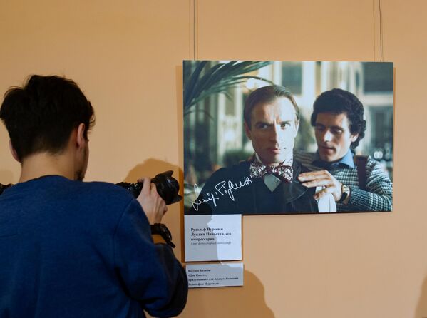 Посетитель на выставке фотографа Аричи Грациано во время торжественного открытия проекта Нуреевские сезоны в Геликон-опере